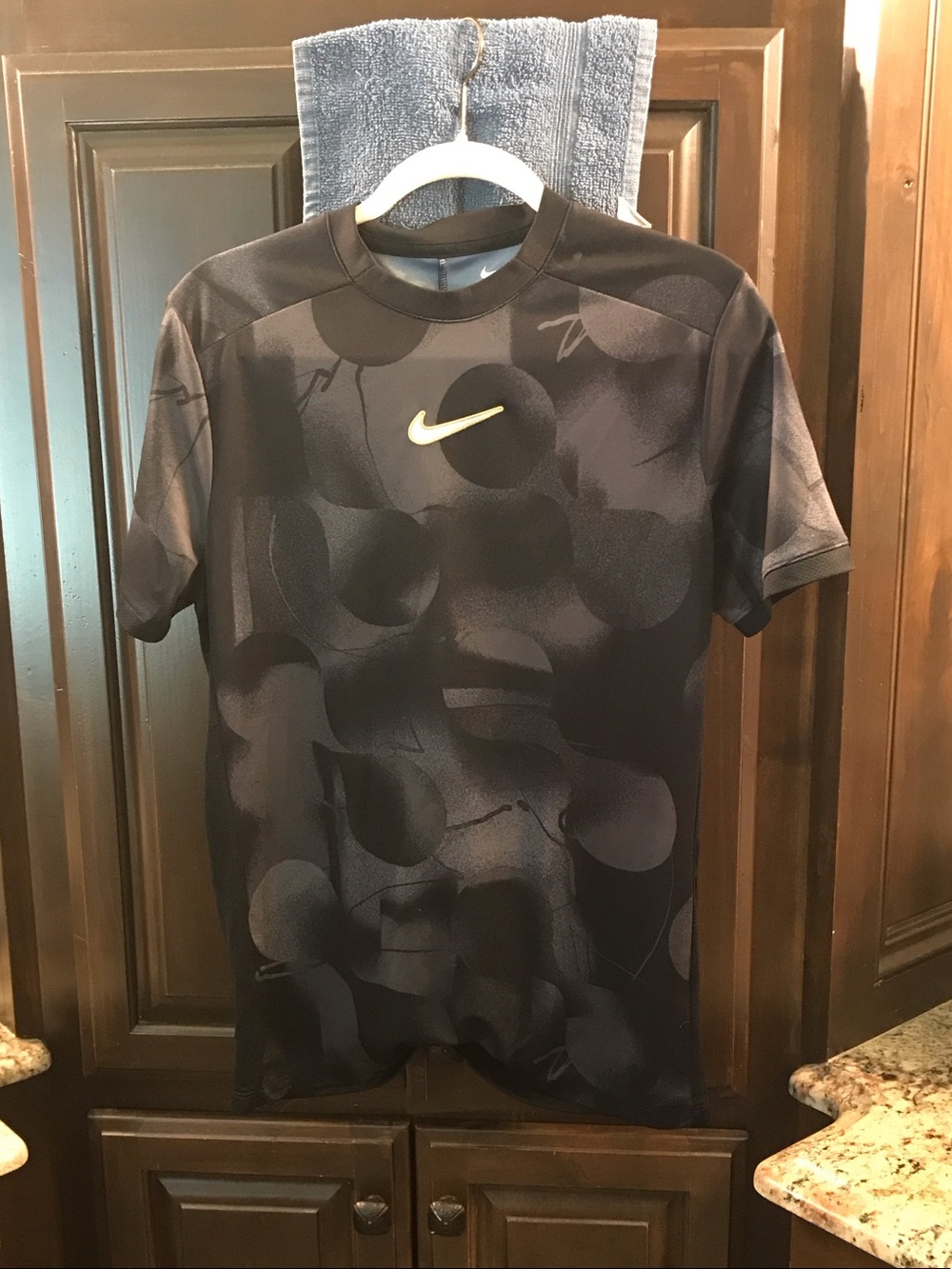 Nike Men’s Black Graphic Short Sleeve Athletic Tee with Gold Swoosh